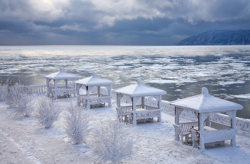Когда в тихую ночь ветер гонит поземку, лед поет тонким звоном. Фото: Фотобанк Лори