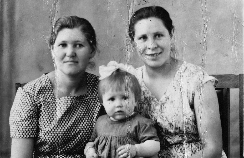 Няня слева, в платье в горошек. А мне здесь 1 год. Фото в мой день рождения. 