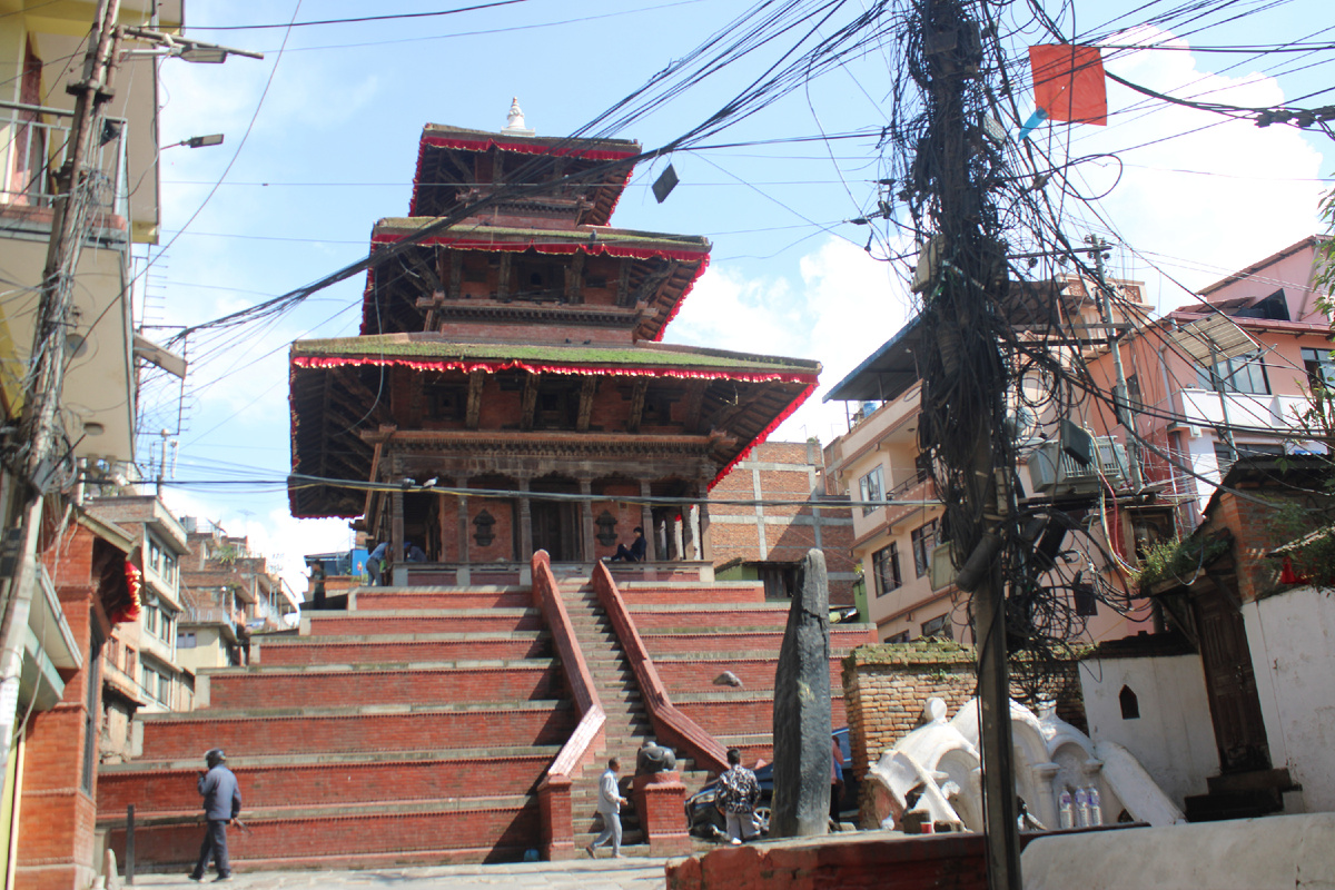 Это не на площади, это рядом