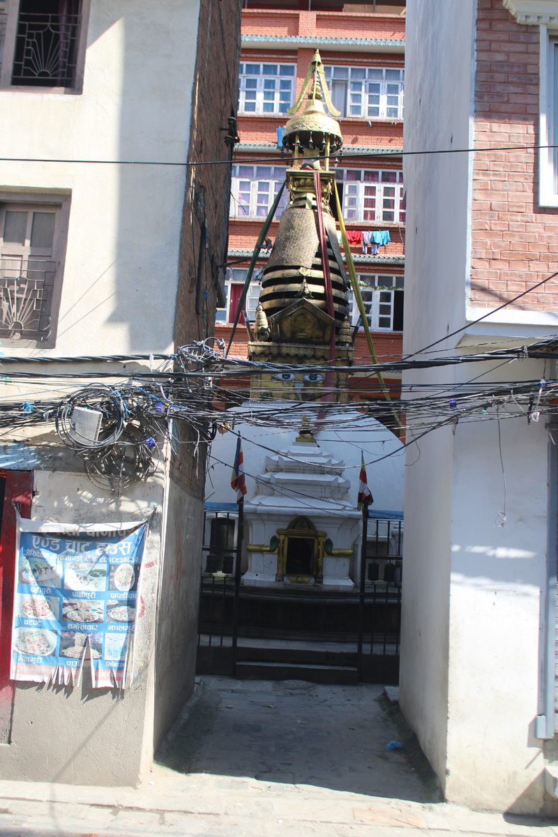 Ступа спряталась во дворе жилого дома