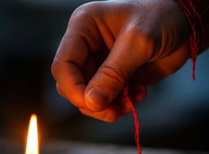 Красная нить на запястье: самый известный оберег в мире. Почему она работает и как её правильно носить