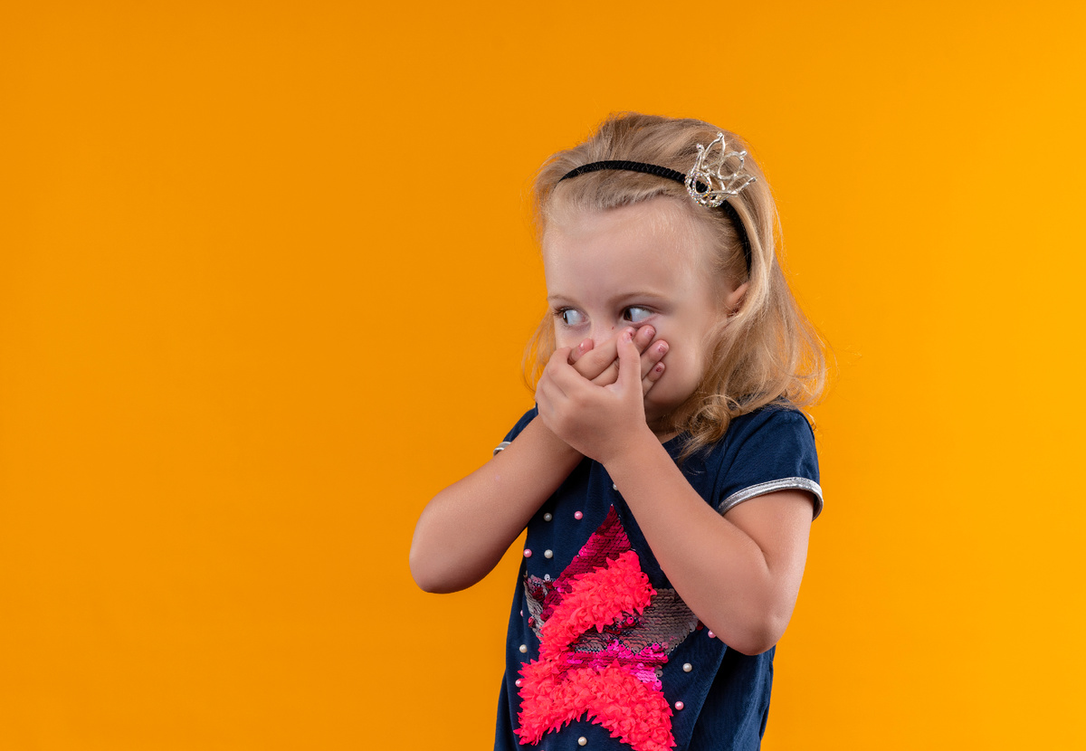 Малыши не всегда могут объяснить, что произошло. Старшие дети иногда стесняются или боятся признаться, а позже могут и вовсе забыть о происшествии.