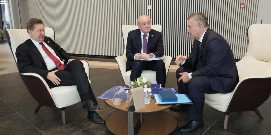 Описание: А. Миллер с И. Кобзевым и В. Маркеловым
Источник: Газпром