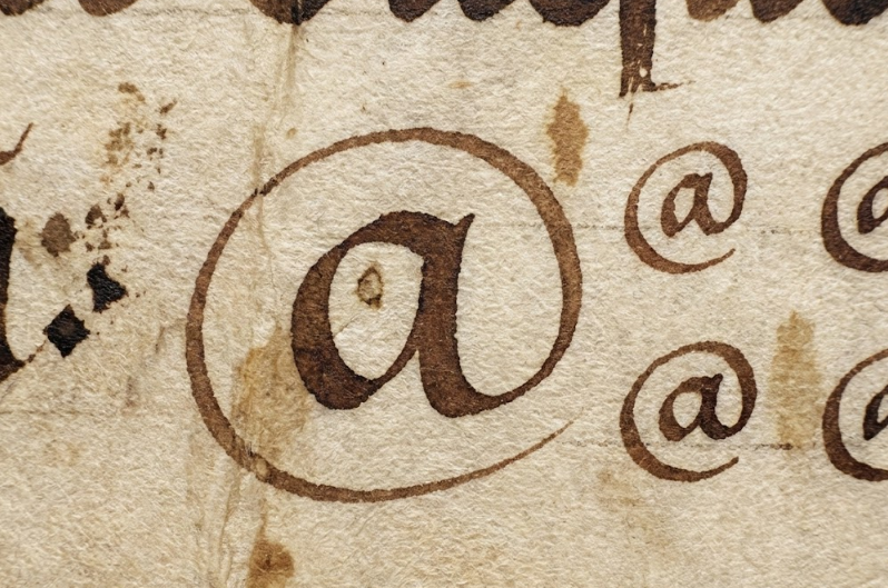 Завиток вокруг буквы: случайная ошибка или продуманная форма?