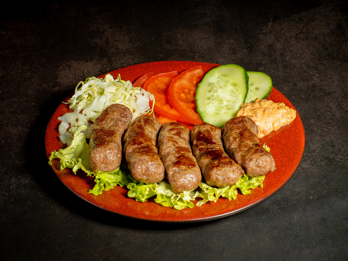 Чевапи Гриль (Чевапчичи на тарелке со свежими овощами и соусом)