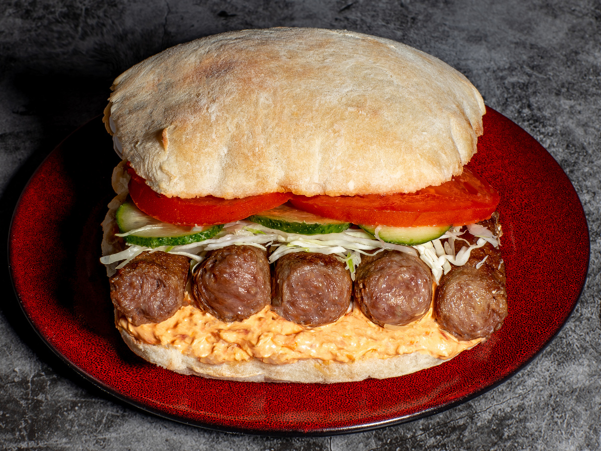 Чевапи Гриль (Чевапчичи в сомуне со свежими овощами и соусом)