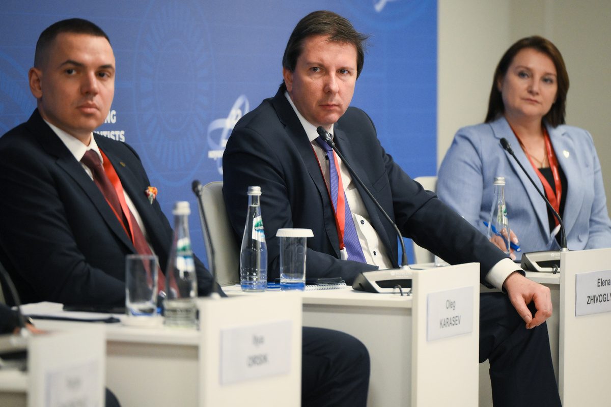 Автор: Екатерина Чеснокова, источник: Фотохост Конгресса молодых учёных. Слева направо: Илья Орсик, Министерство промышленности и торговли РФ, Олег Карасев, Дирекция научно-технических программ, Елена Живогляд, Международный детский центр "Артек"