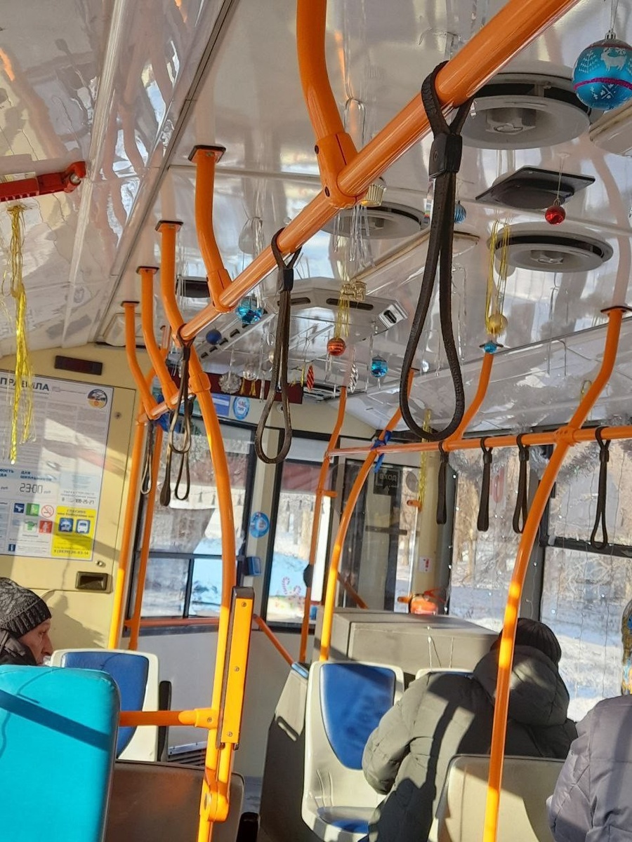 После занятий ребенок сел поближе к печке, пригрелся и уснул. Фото: Екатерина Попова