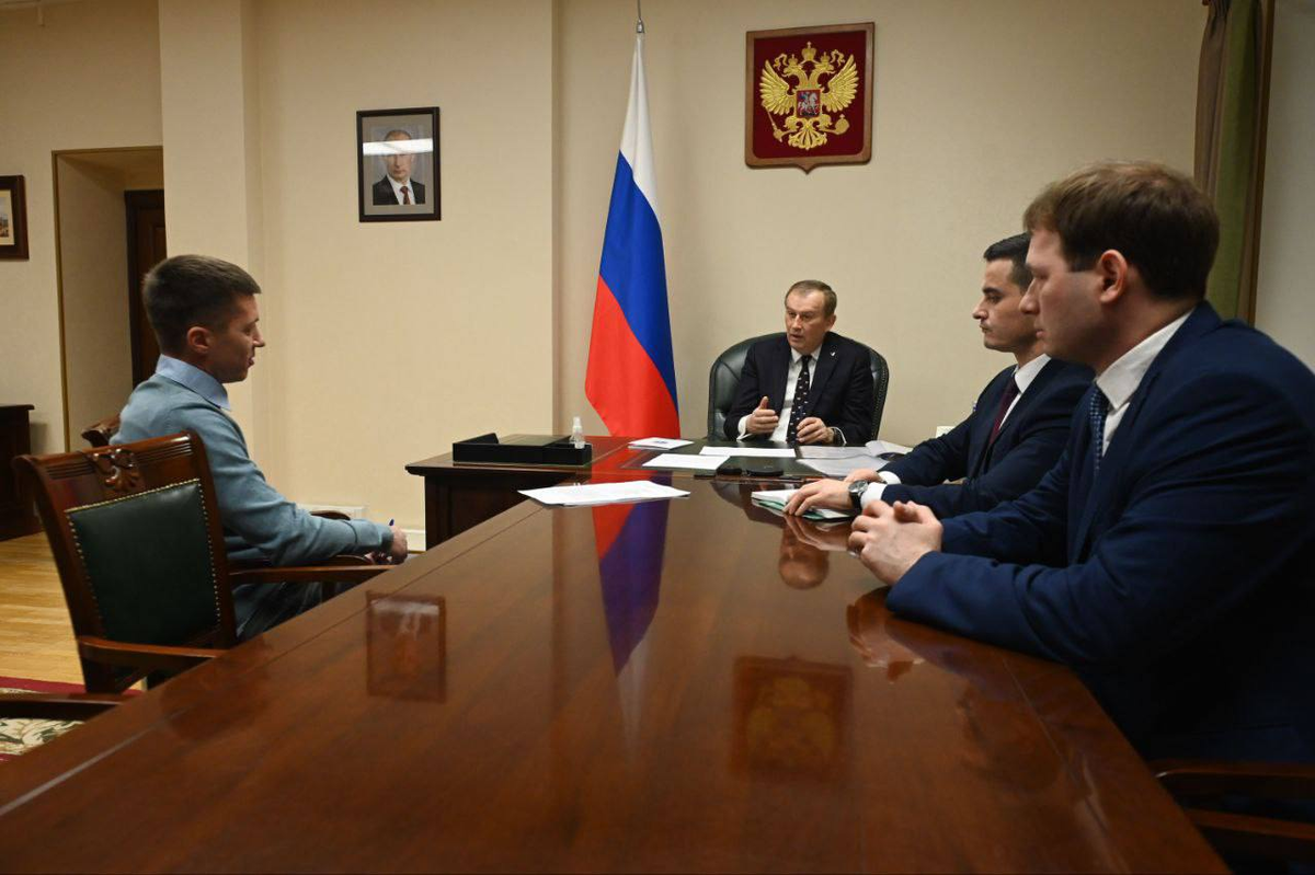 Александр Дроздеко разбирает жалобы граждан, пославших письма Президенту. фото https://t.me/drozdenko_au_lo/8843?single