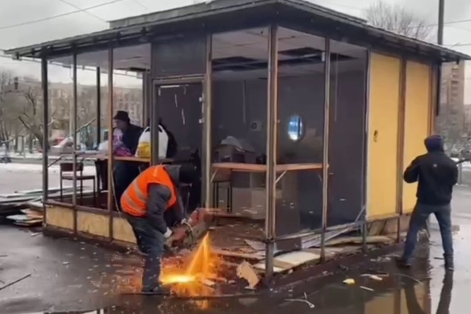    В Петербурге демонтировали очередной торговый ларек. Фото: t.me/kkispb
