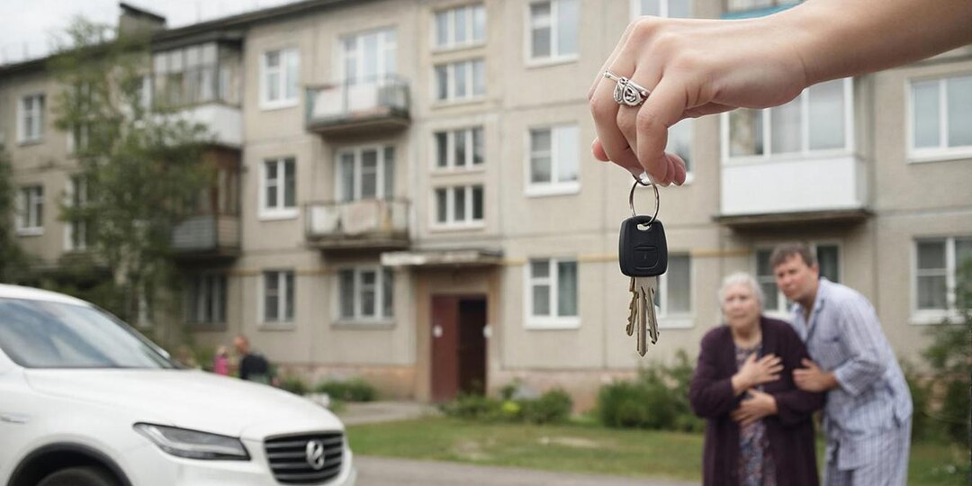 — У неё ни кола ни двора, она за твою прописку держится! Сынок, гони её!..