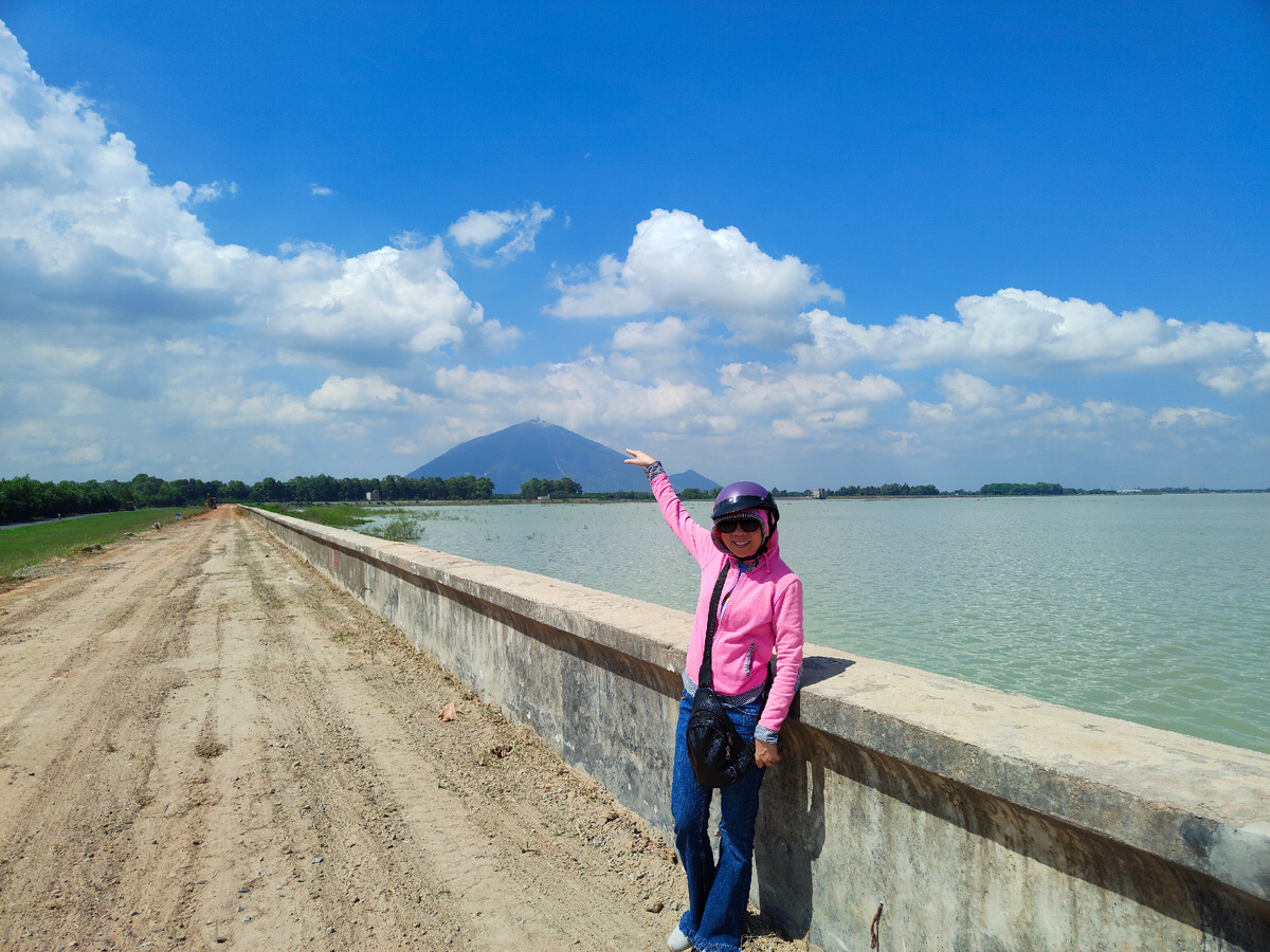 Погладим котика. Лишь бы не стал урчать.