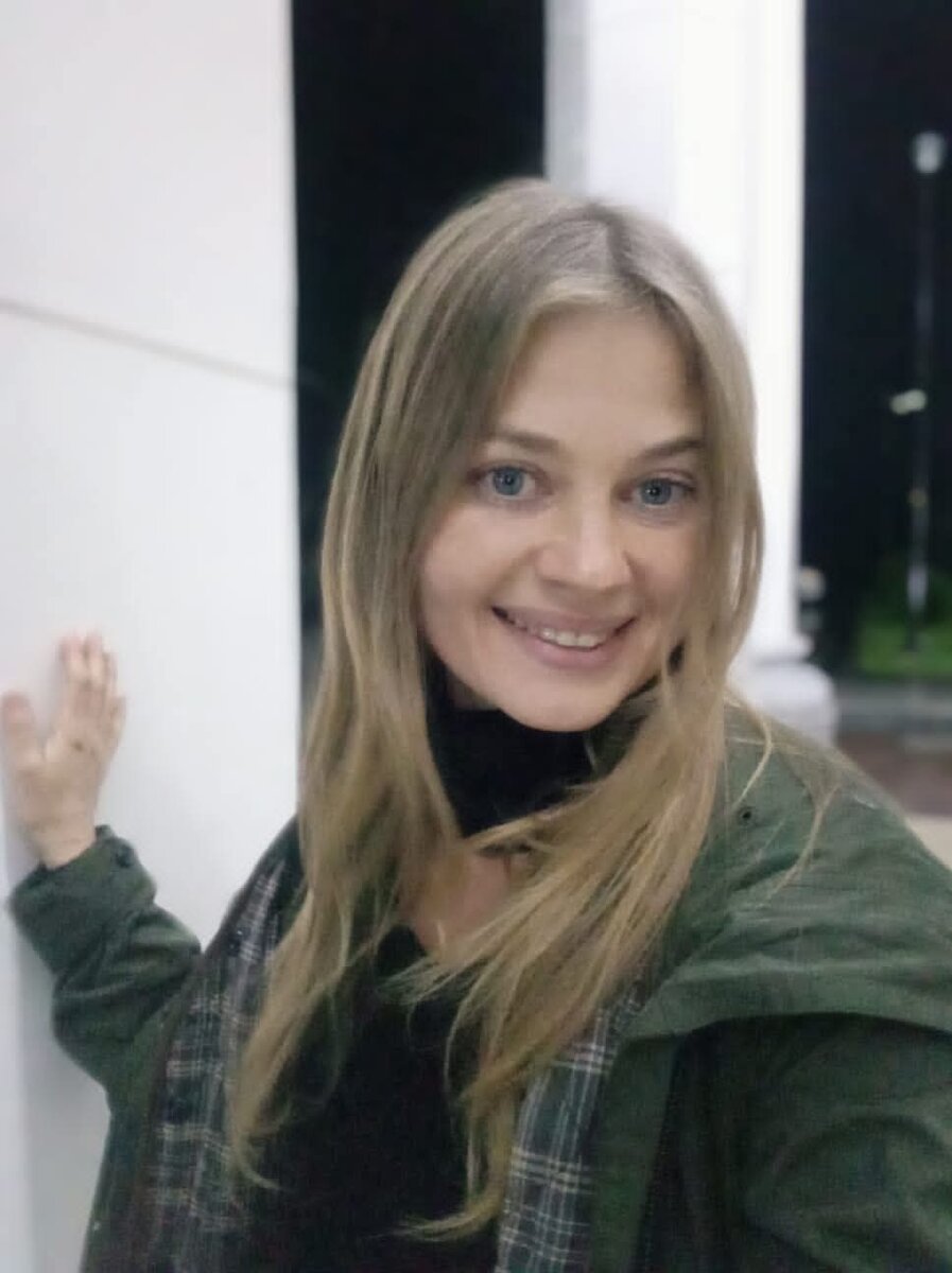 Это я в ноябре год назад, счастливая после съёмок в Цхалтубо....иметь хорошие проекты раз в год такое себе, но тоже приятно)