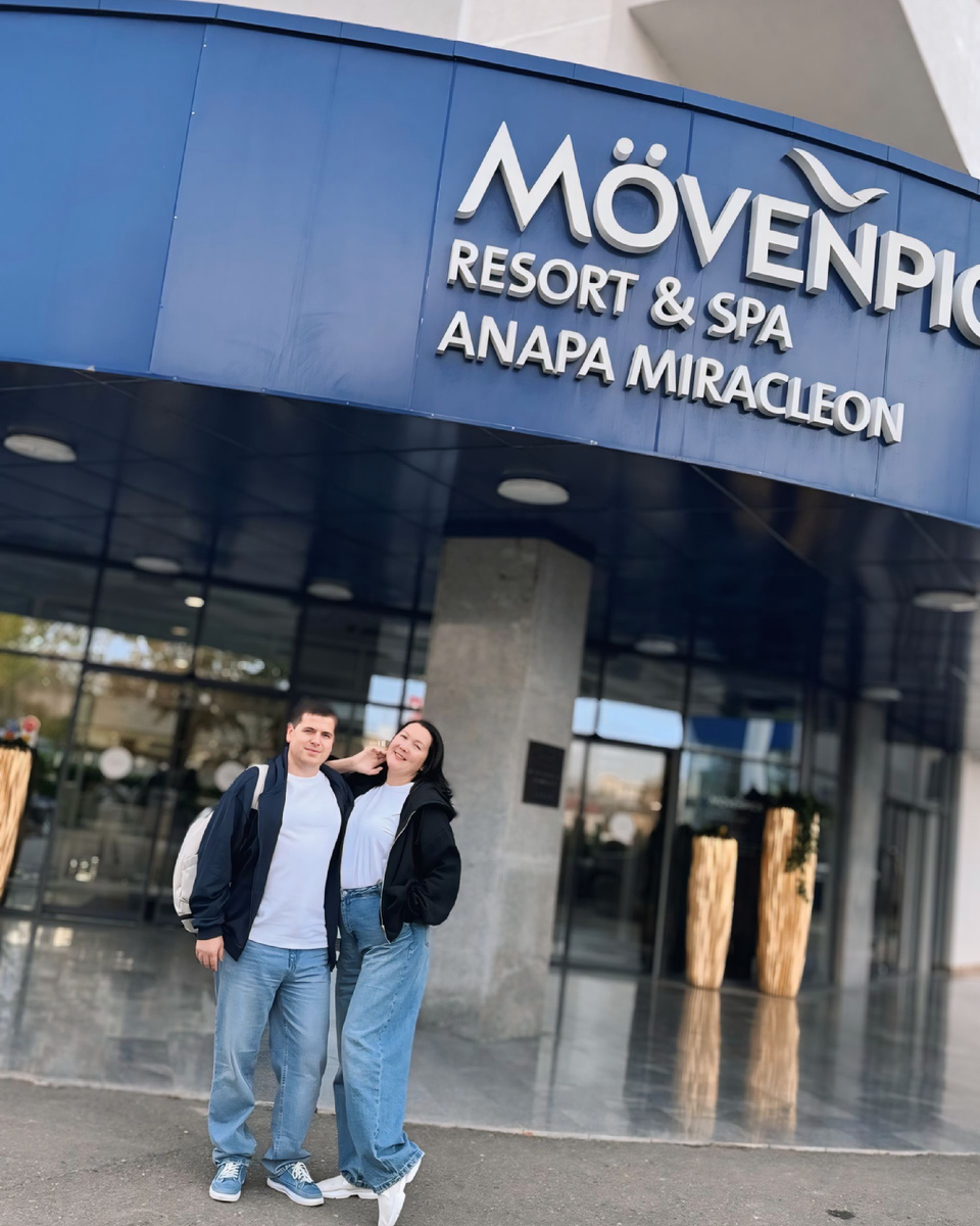 Привет, я Оксана. В марте 2024 года мы переехали из Перми в Анапу. Мы семья медиков. Муж работает на скорой, я занимаюсь детьми (их у нас трое)  и веду блоги в социальных сетях. Подписывайтесь и следите за жизнью многодетной семьи на берегу Черного моря.