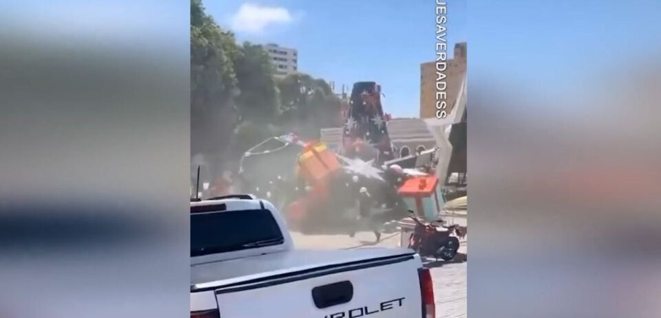    Ель придавила рабочего. Источник: Кадр из видео "ВКонтакте"