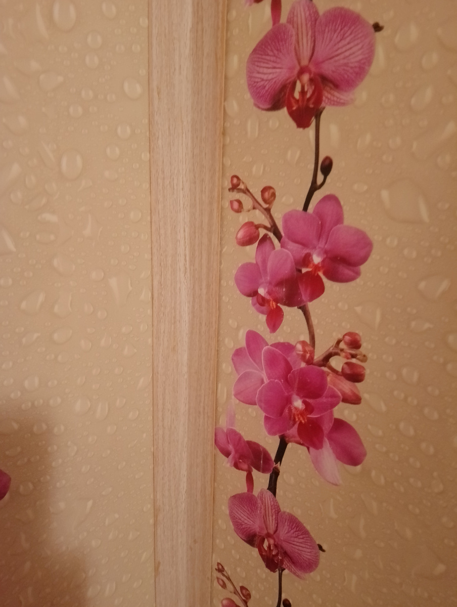 А это моя ванная. Уголки, убитые Солитой, с помощью которой я пыталась бороться с известковым налётом