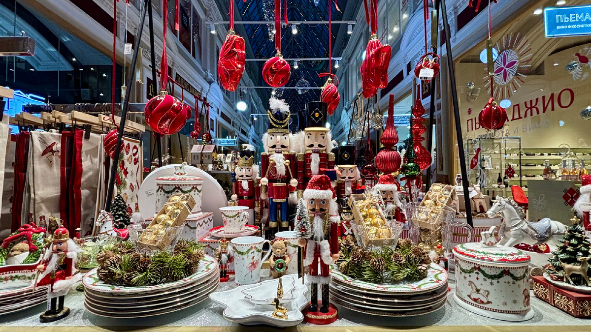 Пассаж ассоциируется с множеством Щелкунчиков, но хочется видеть уже и наших Дедов Морозов! А их один на всю ярмарку