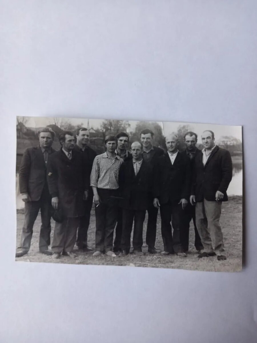 1 фото:  Храмченко Иван Васильевич, Гречко Михаил Александрович, Толкачёв Анатолий Григорьевич, Храмченко Николай Александрович,  Гречко Михаил Николаевич, Ткаченко Анатолий ?, Дрозд Анатолий Михайлович, Ткаченко Геннадий ?, Ткаченко Анатолий Кузьмич, Кухаренко Иван ?. 