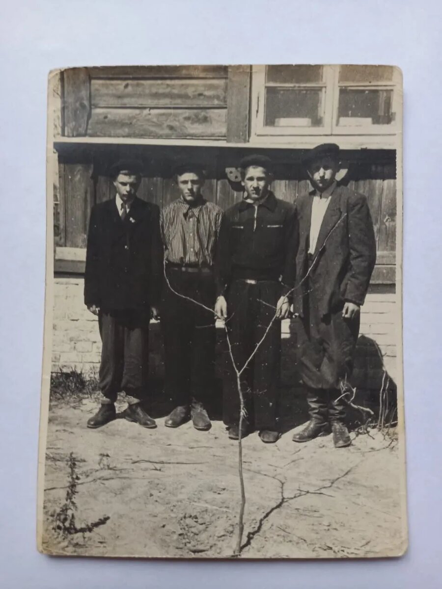 Фото 2: Дрозд Анатолий Михайлович, Шкляренко Николай ?, Остриков Василий ?, ? Александр (Французов). На школьном дворе в дни Святой Пасхи.