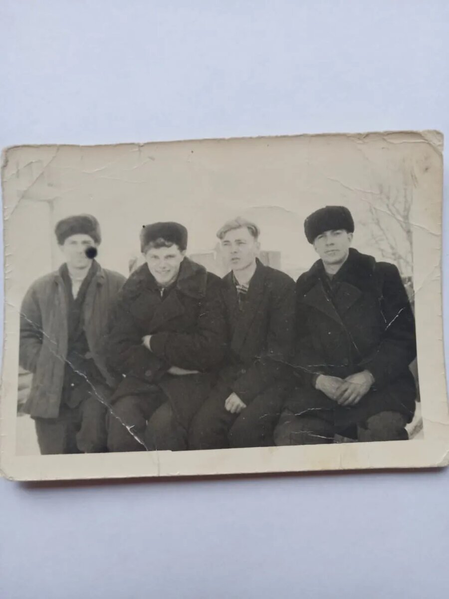 Фото 3: Кухаренко Пётр Федосович, Дрозд Анатолий Михайлович, Малюго Николай Романович, Воробьёв ?.