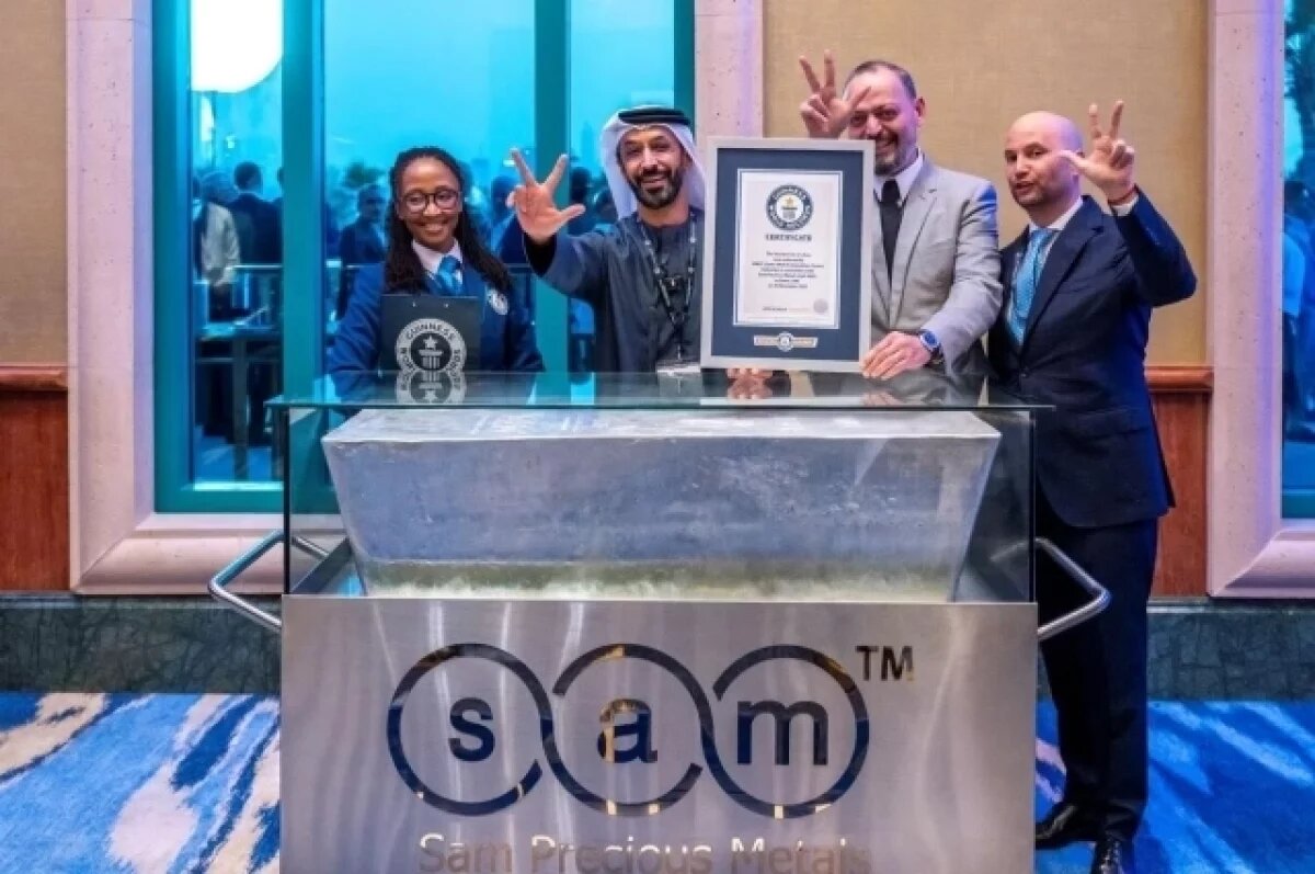    В Дубае представили серебряный слиток весом почти две тонны