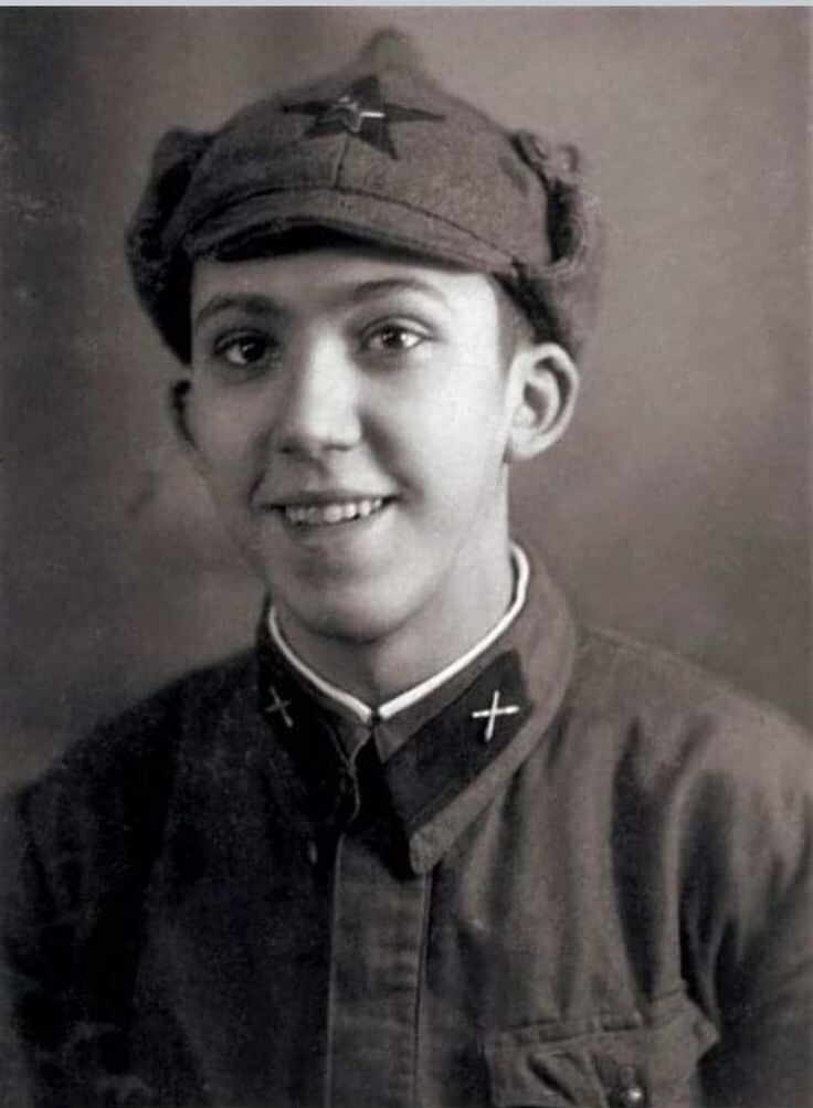 Одна из первых армейских фотографий Юрия Никулина. источник topwar.ru