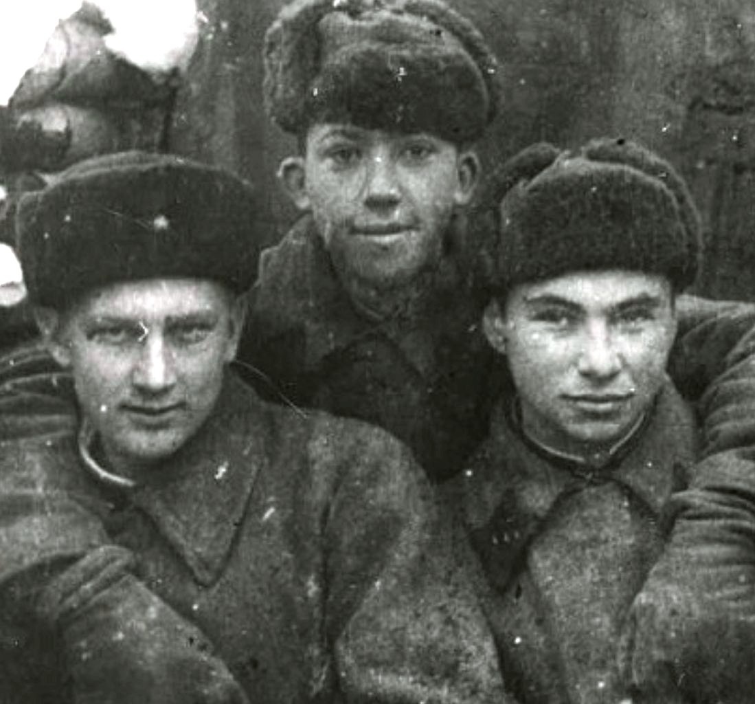 Юрий Никулин с фронтовыми товарищами. источник Waralbum.ru