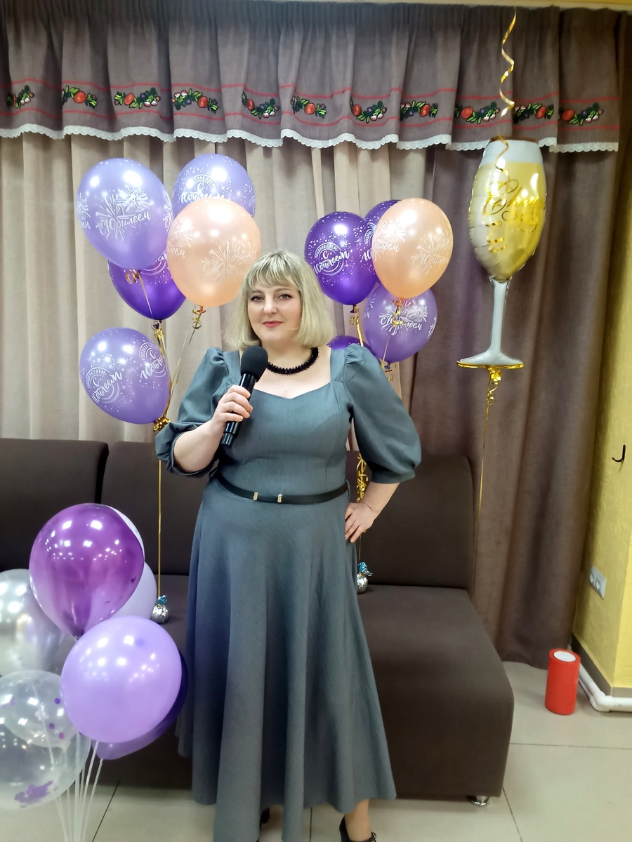 На юбилее в кафе.