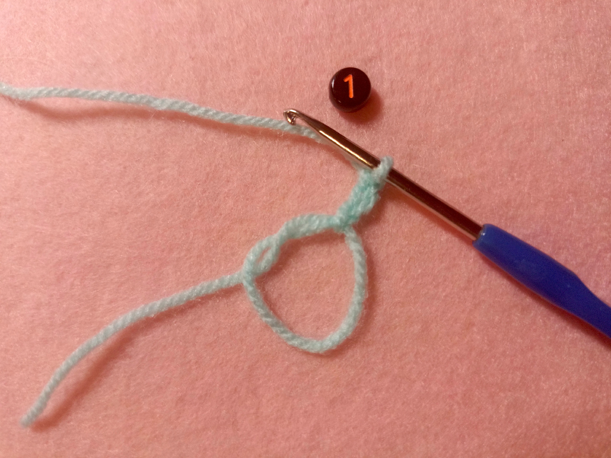 В петлю провязываю 3 воздушные петли.