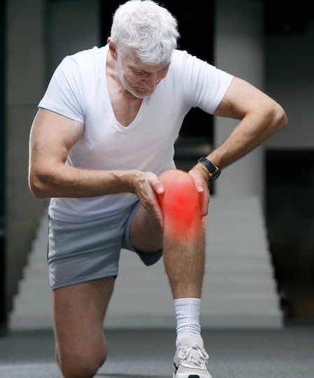Щелкает колено? Не спешите винить артроз. Почему ваш тренер и Google часто ошибаются.