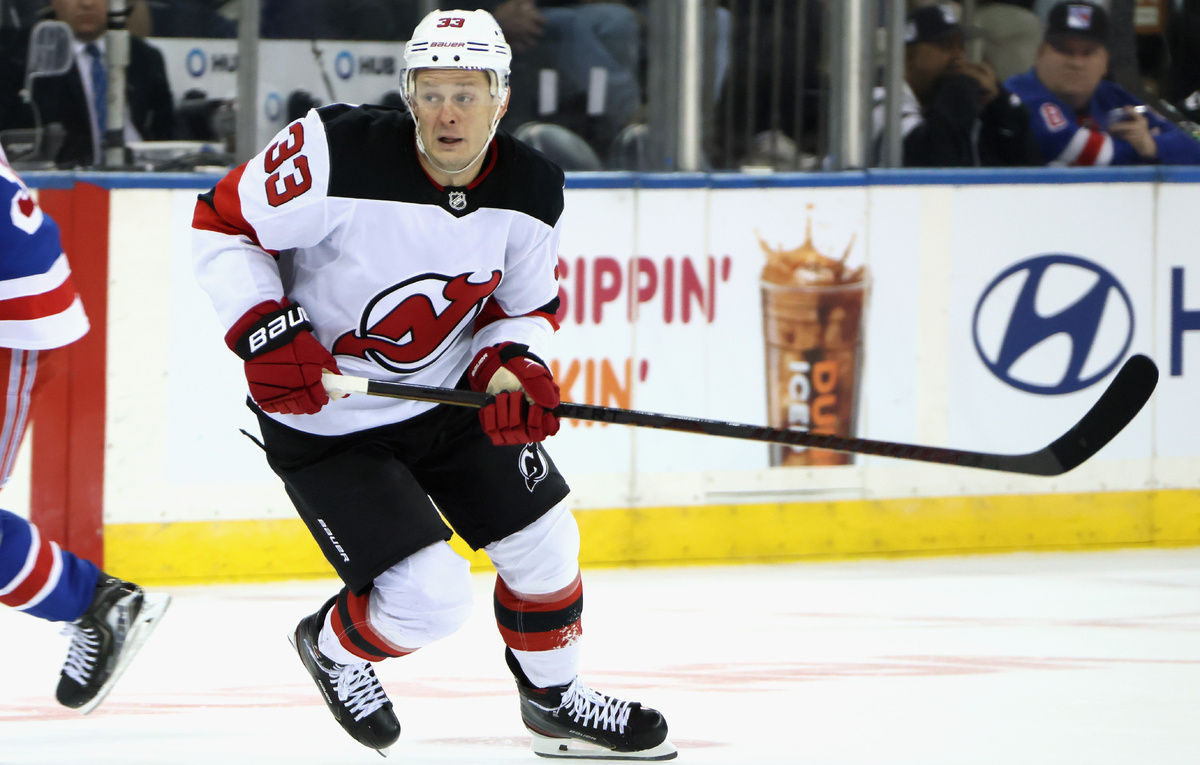    Нападающий "Нью-Джерси" Евгений Дадонов  Bruce Bennett/Getty Images