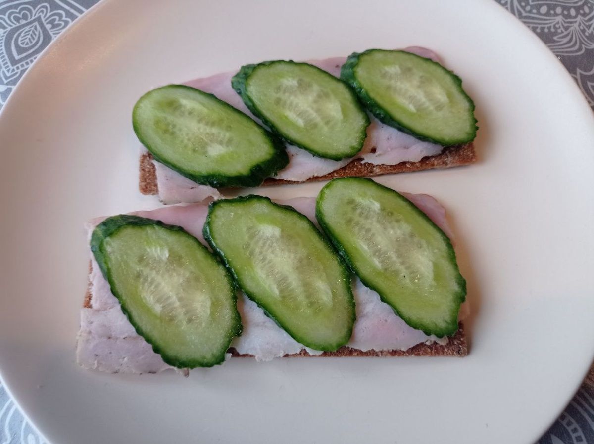 Сэндвич с бужениной и огурчиком.