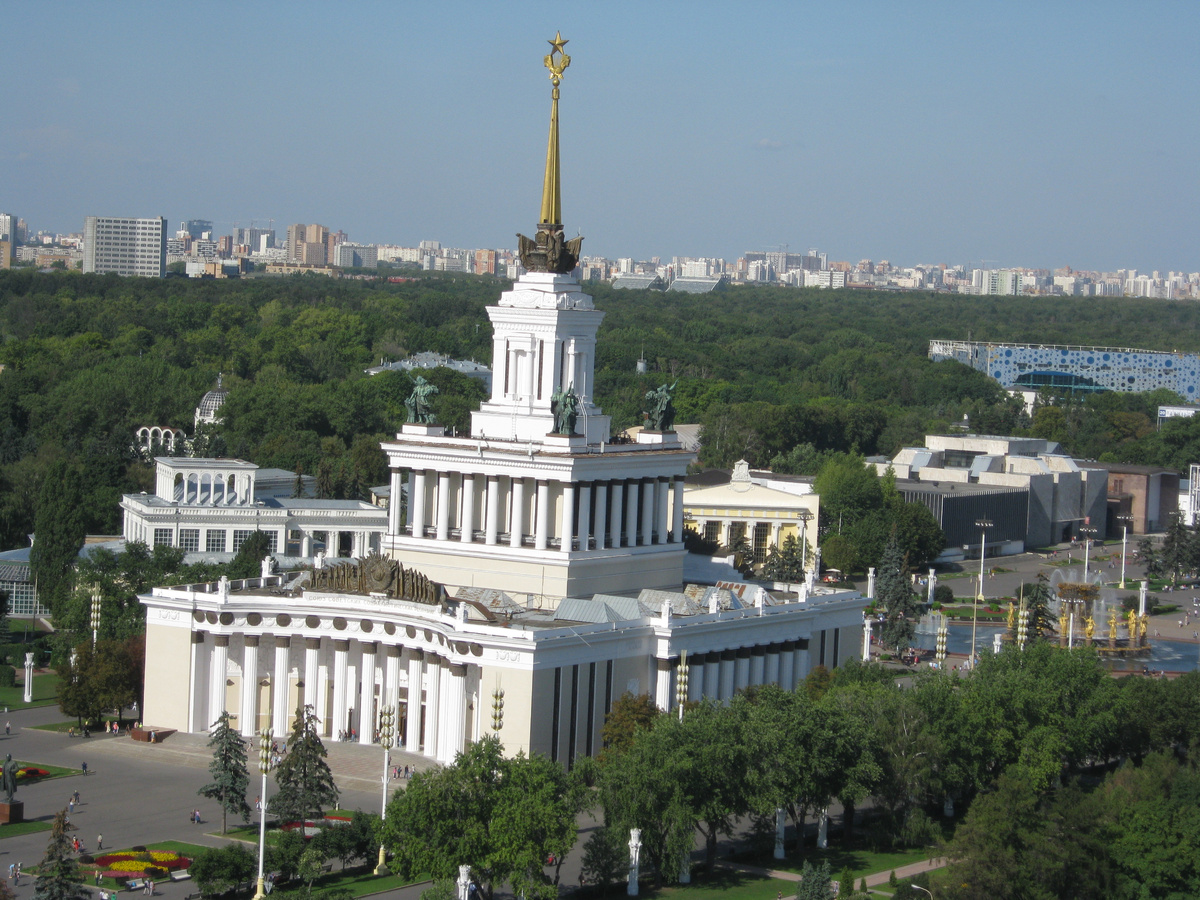Вид на ВДНХ с колеса обозрения. Специально не собор Василия Блаженного - он на всех открытках уже задолбал
