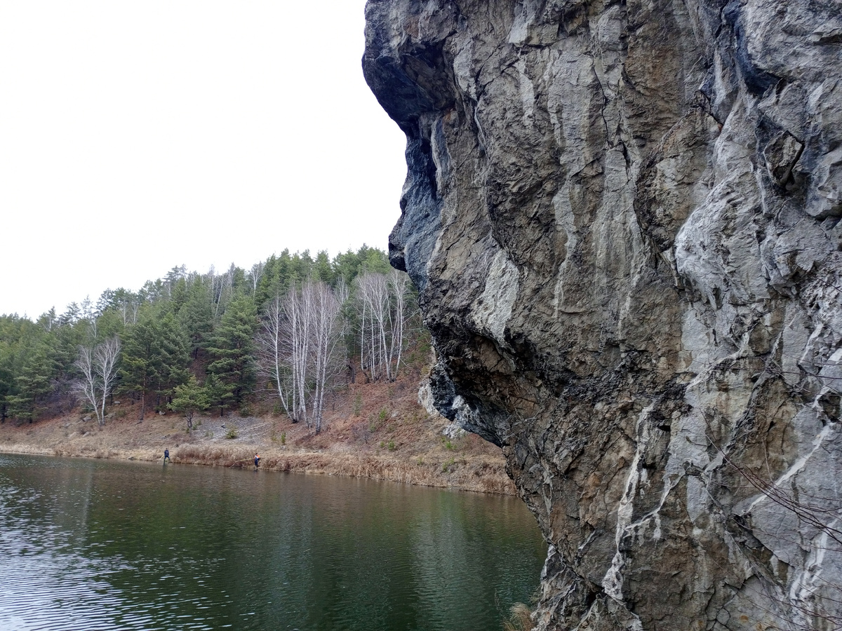 Скала Динозавр на Каменке в Каменске-Уральском. Фото автора.
