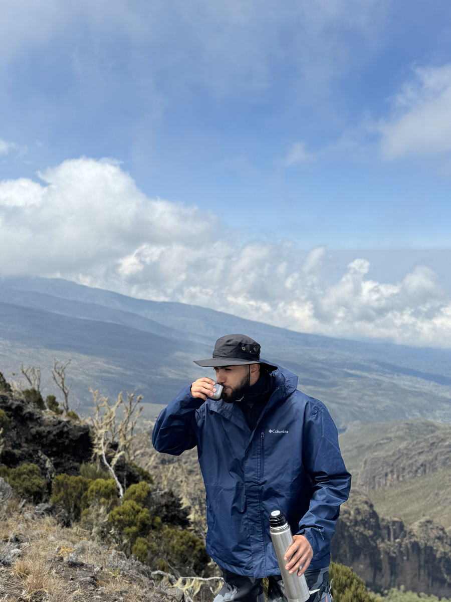 Второй день восхождения на г. Килиманджаро. Я на высоте 3 872 м. - вершина Шира. 