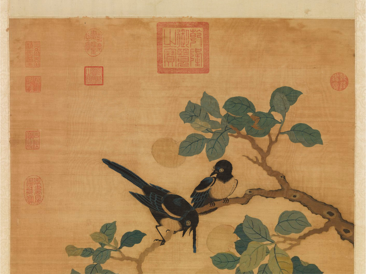  Свиток с вытканной картиной (кэсы) «Две сороки на ветке», эпоха Сун (960-1279). 宋緙絲喬枝雙鵲圖 軸 