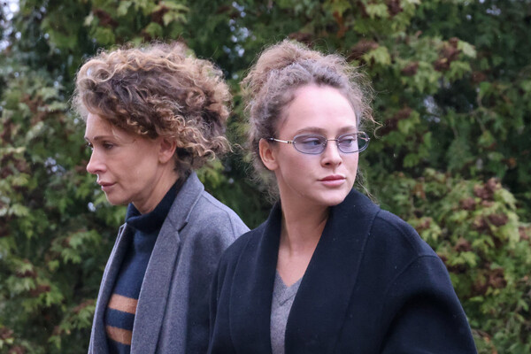 Актрисы Ксения Раппопорт и Аглая Тарасова (слева направо) перед заседанием в Домодедовском городском суде, 26 ноября 2025 года / Владимир Гердо/ТАСС 