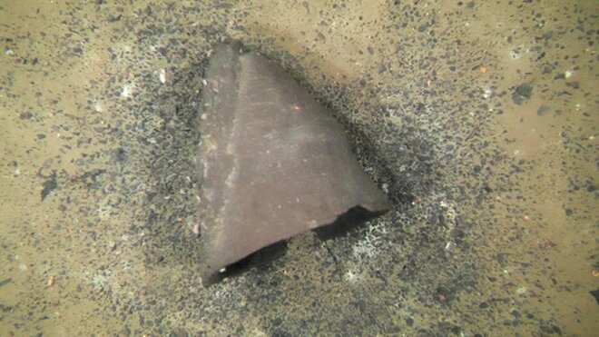 Почти полностью сохранившийся керамический сосуд был найден в октябре на глубине 64 метров в озере Бивако, в префектуре Сига.
Источник: предоставлено администрацией города Нагахама и правительством префектуры Сига.