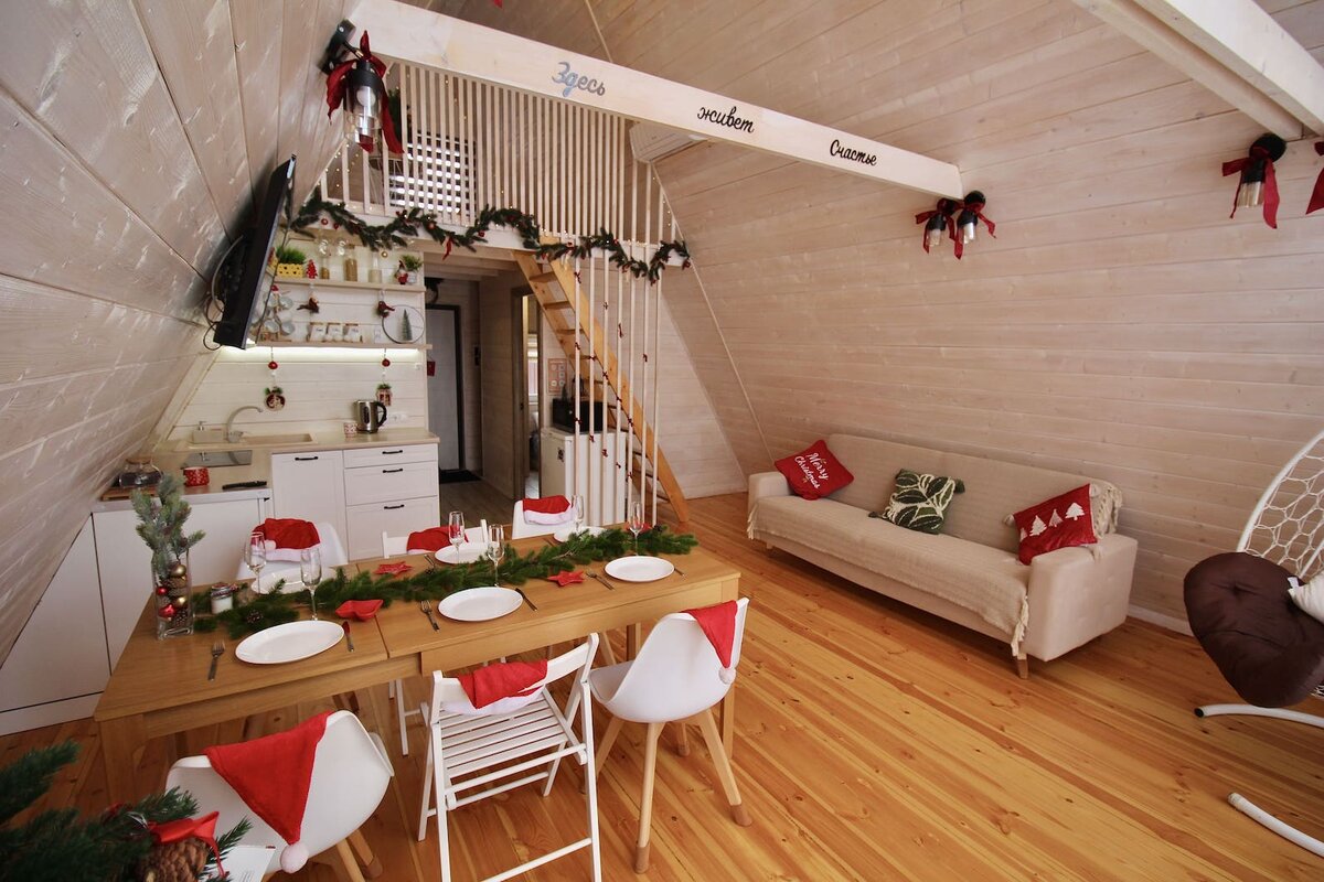 Уютный интерьер теплого треугольного домика зимой - важность хорошего отопления и панорамных окон