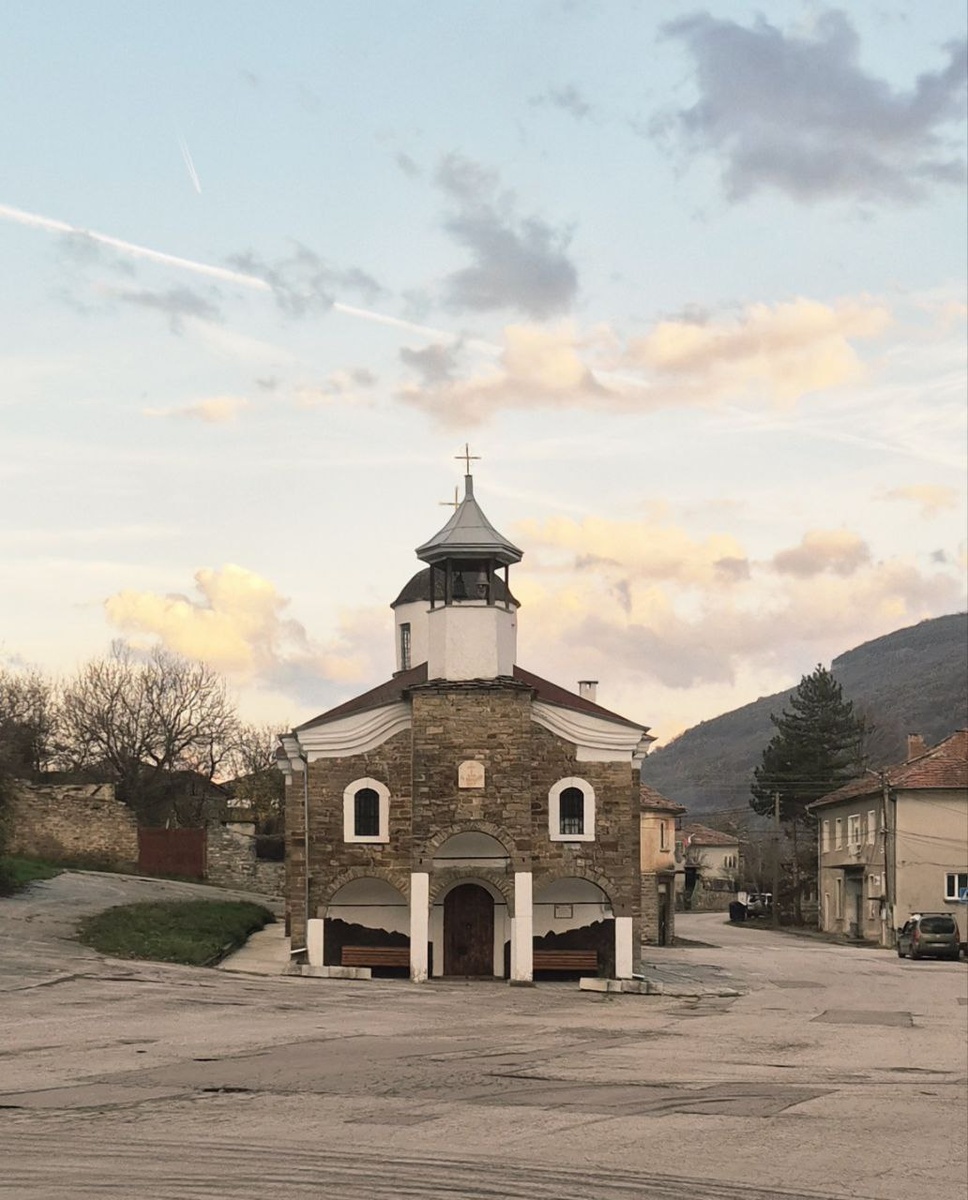 Симпатичная церквушка в одном из сел по дороге.