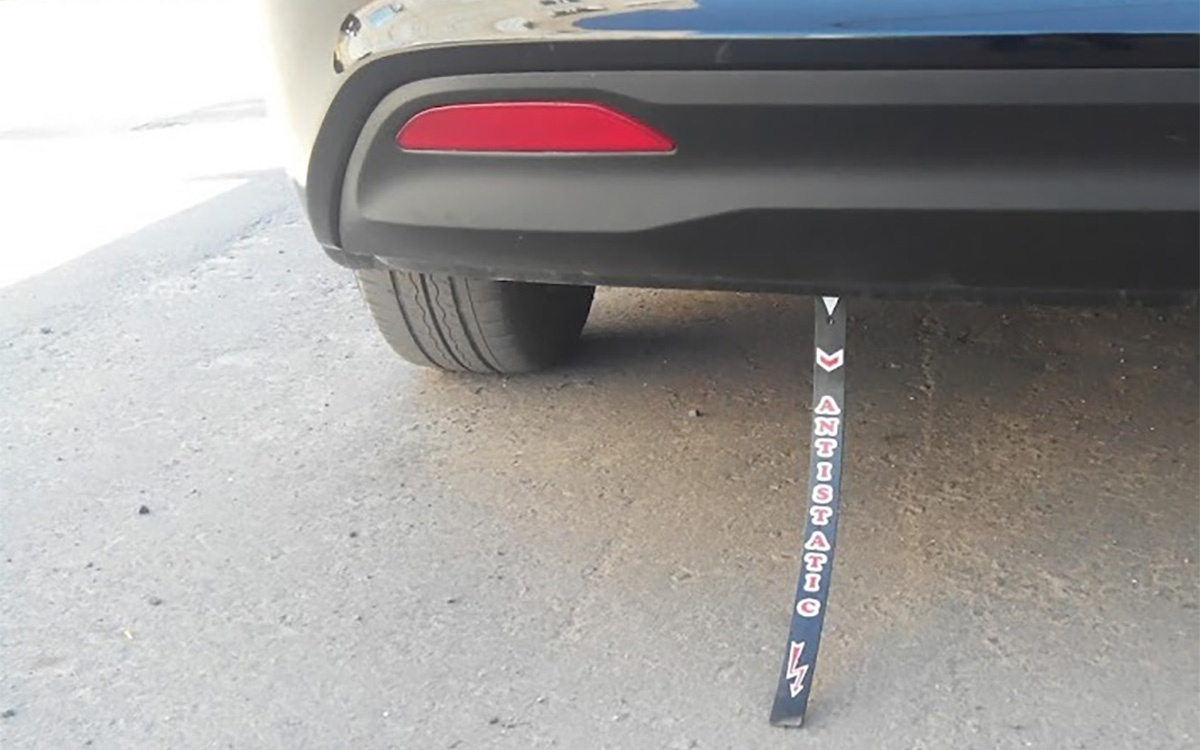 ArtDzhin / drive2.ru📷Антистатическая полоса одним концом закрепляется на кузове или иной металлической детали автомобиля, вторым касается асфальта