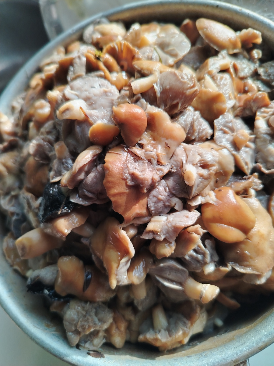 После первой варки даем грибам стечь