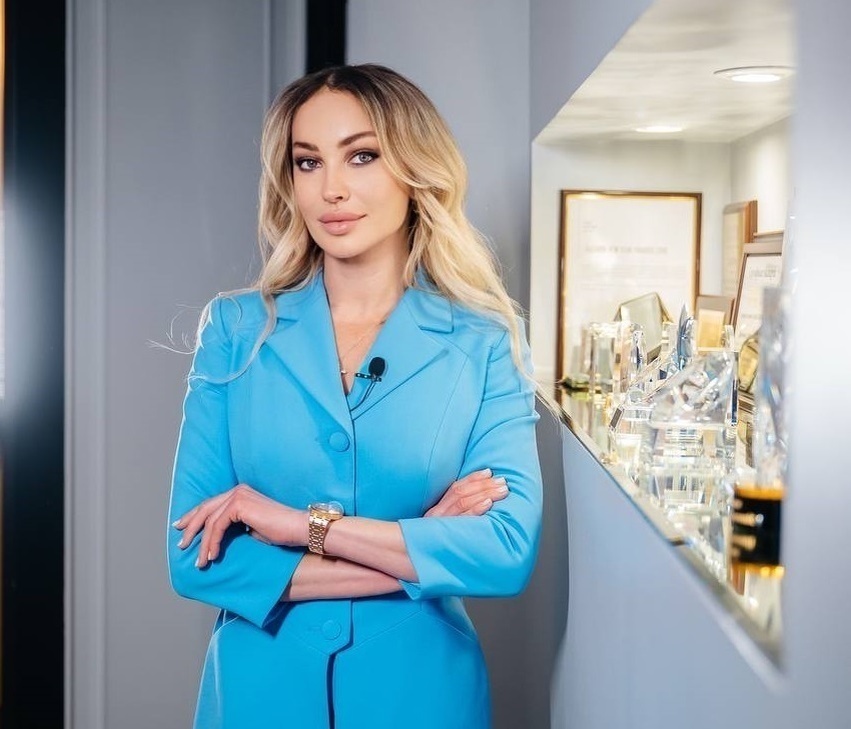 Алёна Николаевна САРОМЫЦКАЯ, врач дерматолог, косметолог высшей категории, диетолог, сертифицированный тренер ведущих европейских компаний, преподаватель кадавер курса Университета Максимилиана Людвига (Германия), член американской Ассоциации специалистов по лазерной хирургии ASLM, действующий спикер российских и международных конгрессов по эстетической медицине и косметологии, бьюти-эксперт ведущих федеральных СМИ