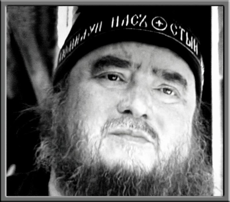 Из духовного завещания батюшки Зосимы: «Отходя в жизнь вечную, последнее слово глаголю вам, братья, сёстры и все молящиеся в обители нашей: держитесь Русской Православной Церкви — в ней спасение». Фото из свободного источника в Интернете.