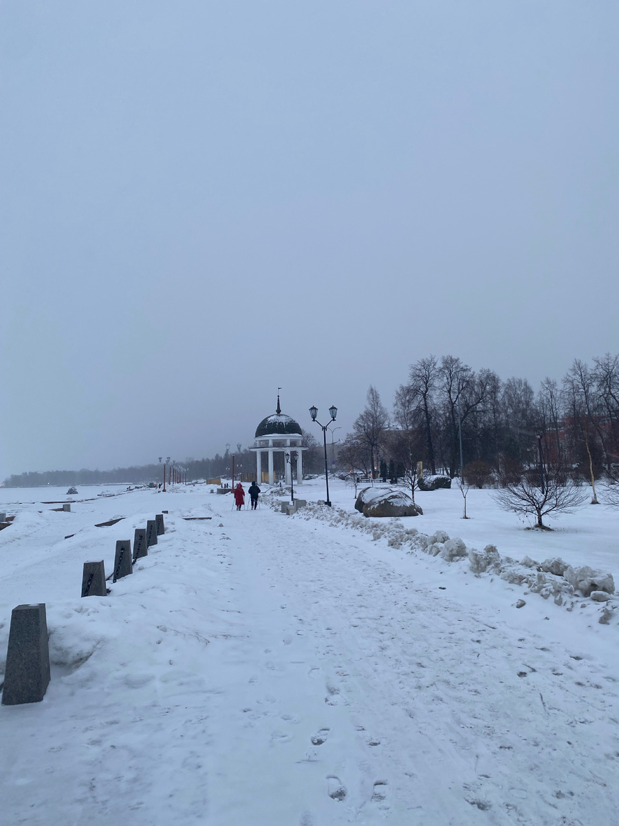 Заснеженная и почти безлюдная набережная. Фото автора. 