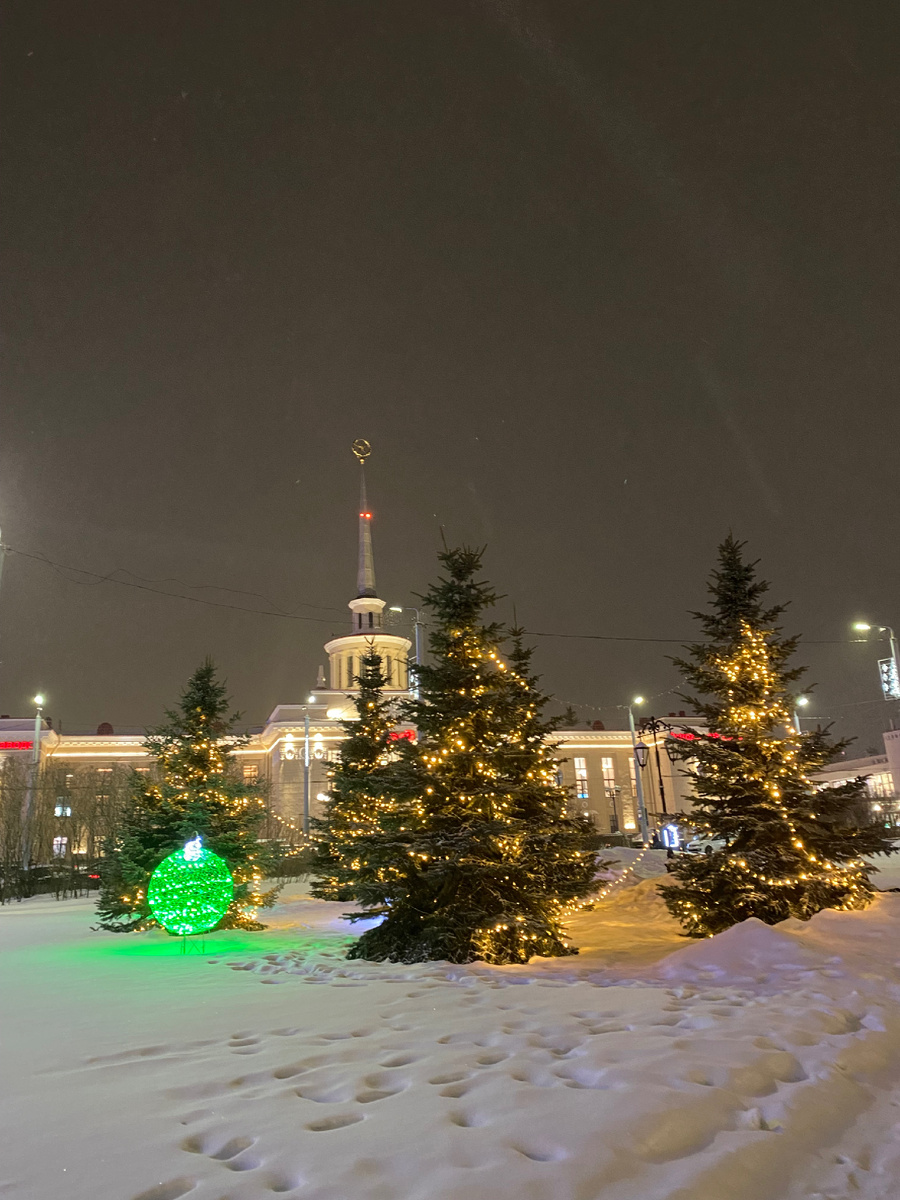 Снег. Новогодняя иллюминация Петрозаводска. Фото автора.