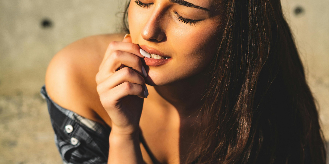 Как ведет себя неуверенная женщина: признаки, которые выдают больше, чем слова