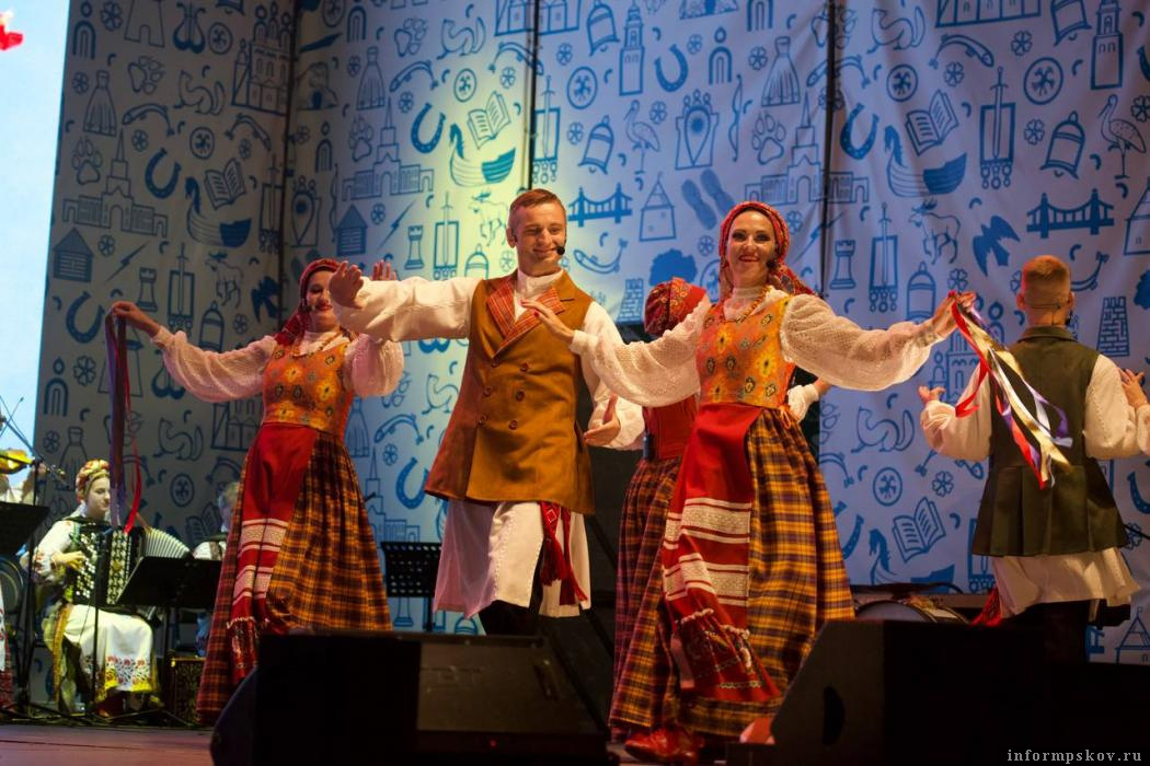 Витебский ансамбль танца, музыки и песни «Талака» на главной сцене выставки «Россия начинается здесь» в Финском парке Пскова. Дни Витебской области в Пскове, август 2024 года. Фото: ПАИ