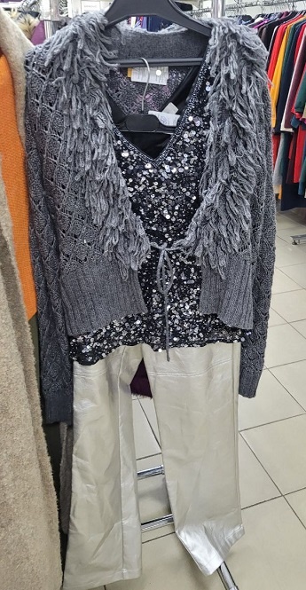 Джинсы- 1500, топ -850 рублей, кофта-1200