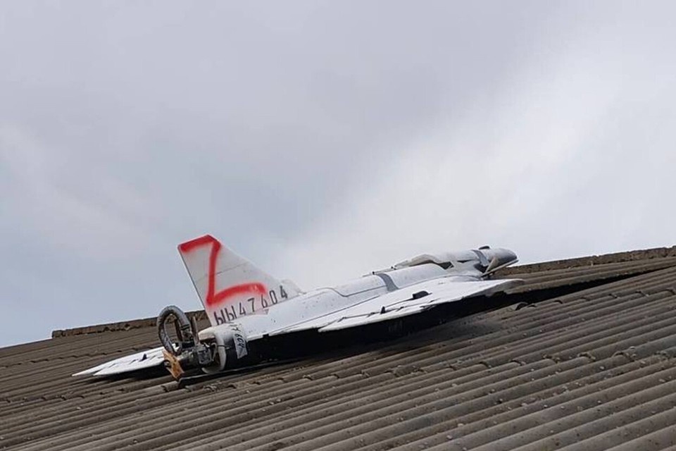 По Сети широко разошлись фотографии небольшого разведывательного беспилотника «Гербера», который якобы упал на крытую шифером крышу небольшого одноэтажного строения. Фото: Telegram-канал Politia Republicii Moldova 